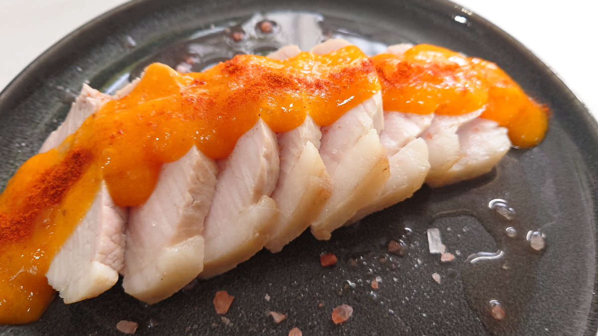 raku_un's tweet photo. 低温ローストした豚肉に、柿が出回り始めたので柿を使ったソースを組み合わせた試作を作っています。
ペーストだけでも美味しいのですが、ソース���しての厚みを出すのに少し生クリーム、ブイヨン、ブランデーを数滴足して気泡を混ぜるように泡立てると柿の香りと甘みがより感じられます。 https://t.co/GNf0yB2vZ3
