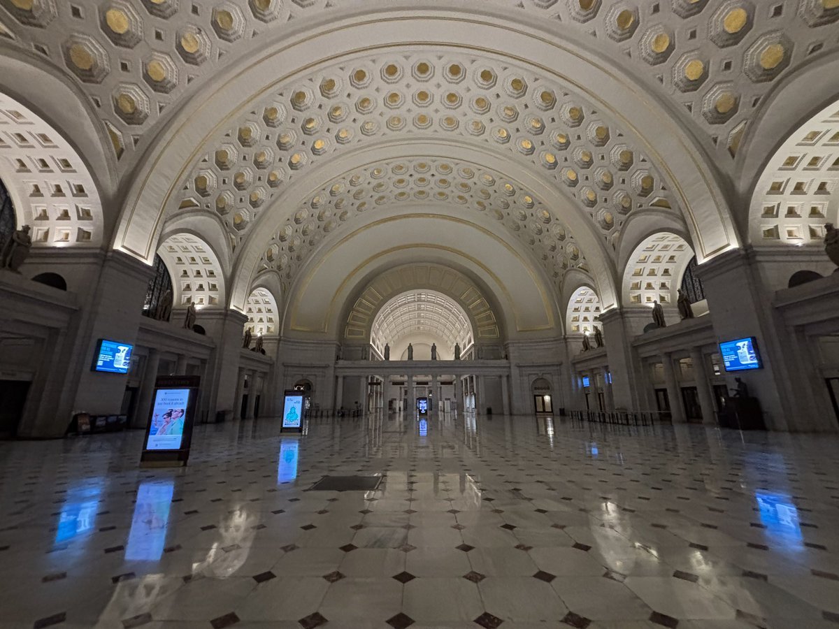 north0fnorth's tweet photo. you can still find beautiful great halls/concourses in other cities, it’s not like grand central is the only nice old train station left in the country 

(chicago, dc, philly) https://t.co/DDt8r164jI