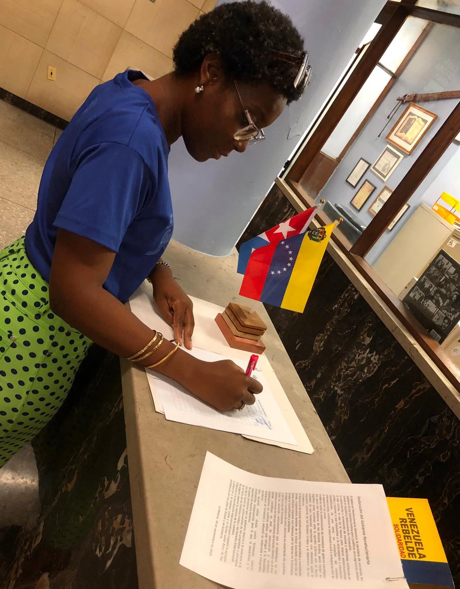 UJCdeCuba's tweet image. Desde diferentes instituciones llegan las muestras de solidaridad y apoyo hacia el pueblo y Gobierno 🇻🇪, ante el asedio sin precedentes que sufre por parte de la Administración Trump, en esta ocasión las ✍️ llegan desde la Casa Editora Abril.
#CubaConVenezuela #UJCdeCuba