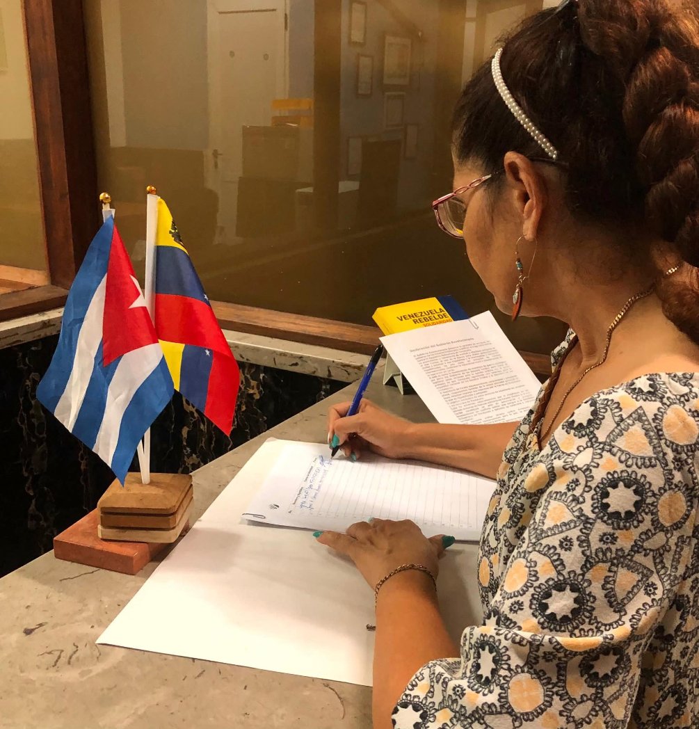 UJCdeCuba's tweet image. Desde diferentes instituciones llegan las muestras de solidaridad y apoyo hacia el pueblo y Gobierno 🇻🇪, ante el asedio sin precedentes que sufre por parte de la Administración Trump, en esta ocasión las ✍️ llegan desde la Casa Editora Abril.
#CubaConVenezuela #UJCdeCuba