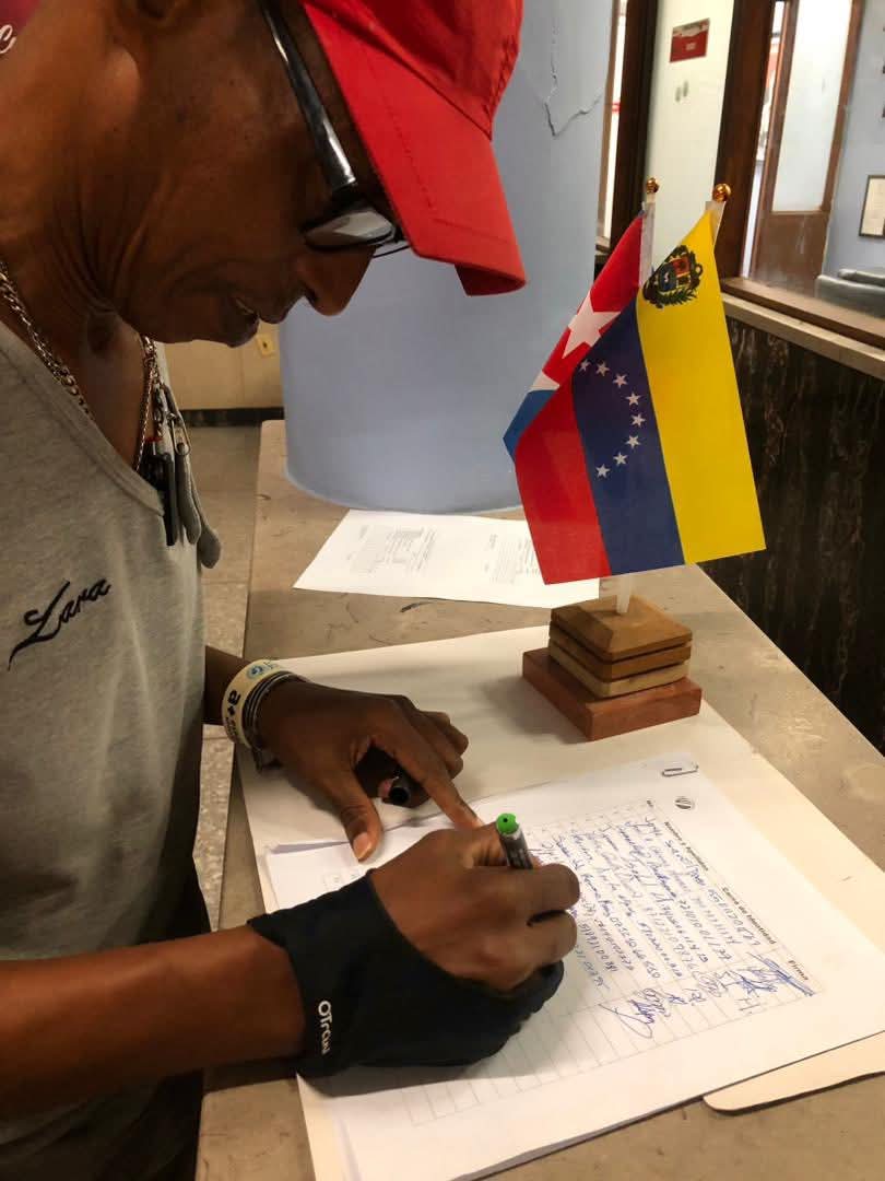 UJCdeCuba's tweet image. Desde diferentes instituciones llegan las muestras de solidaridad y apoyo hacia el pueblo y Gobierno 🇻🇪, ante el asedio sin precedentes que sufre por parte de la Administración Trump, en esta ocasión las ✍️ llegan desde la Casa Editora Abril.
#CubaConVenezuela #UJCdeCuba