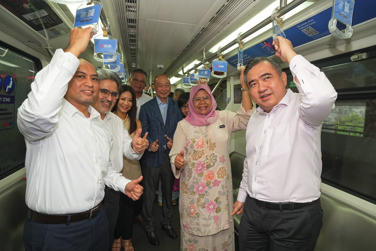 Perasmian Rasmi Bandaraya–UOB LRT Station

Kementerian Pengangkutan bersama UOB Malaysia meraikan satu lagi pencapaian bermakna – penjenamaan semula Bandaraya–UOB LRT Station.