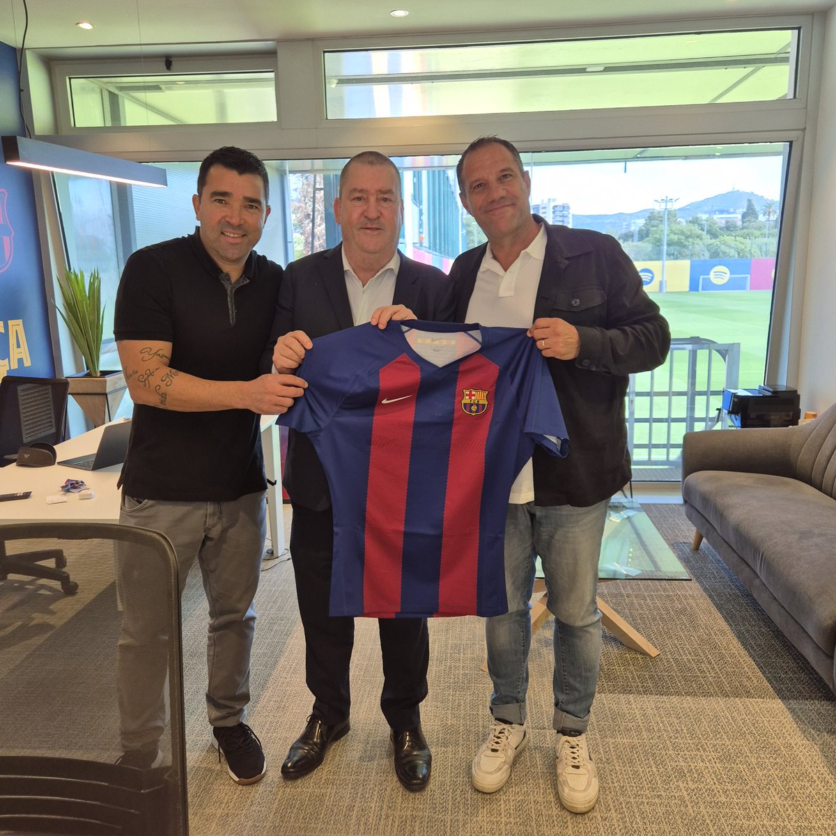 Visita de <a href="/LabitLaurent/">Laurent Labit</a> per conèixer el treball de formació i l'estructura esportiva del Barça, amb una reunió molt positiva, amb Santiago Monteagudo.
Merci Laurent!!! 
<a href="/FCBarcelona_cat/">FC Barcelona</a>
<a href="/BarcaAmateurs/">Barça Esports Amateurs</a> 
#BARÇARUGBY1924 
#culers 
#barcelona