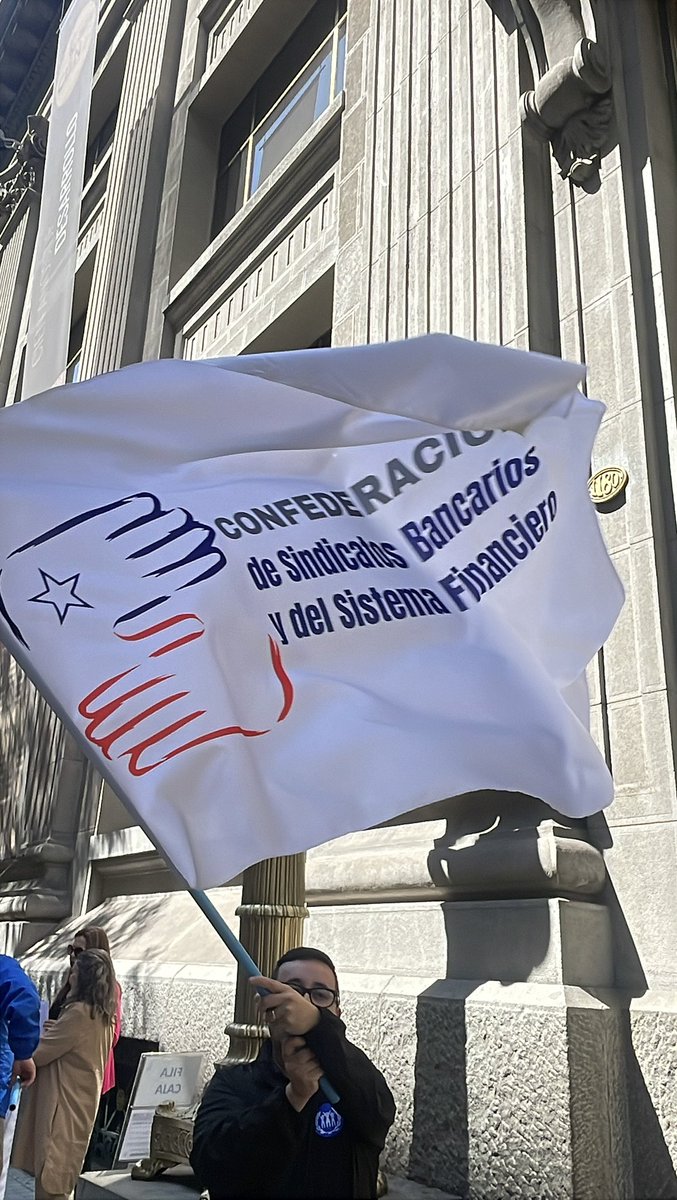 La <a href="/PresidentCSTEBA/">Andre Riquelme</a> Andrea Riquelme, junto al secretario general, <a href="/LuisMesina1/">Luis Mesina</a> ingresaron al Banco Central una declaración con la posición de lxs trabajadorxs financieros respecto de los dichos de la presidenta de la entidad, Rossana Costa, en presentación IPoM septiembre. 2025.