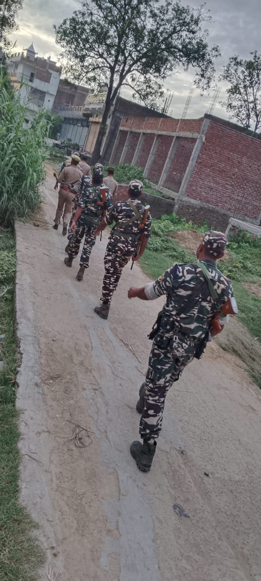 22bnssb's tweet photo. दिनांक 03 अक्टूबर 2025 को 22वीं वाहिनी सशस्त्र सीमा बल, महराजगंज की समवाय भगवानपुर द्वारा स्थानीय पुलिस ���े साथ संयुक्त गश्त किया गया। इस दौरान भगवानपुर बाजार एवं आसपास के क्षेत्रों में एरिया डोमिनेशन कर जनता में सुरक्षा की भावना सुदृढ़ की गई।@SSBFTRLUCKNOW@SSBSHQGKP# https://t.co/4AlA8P9aPJ