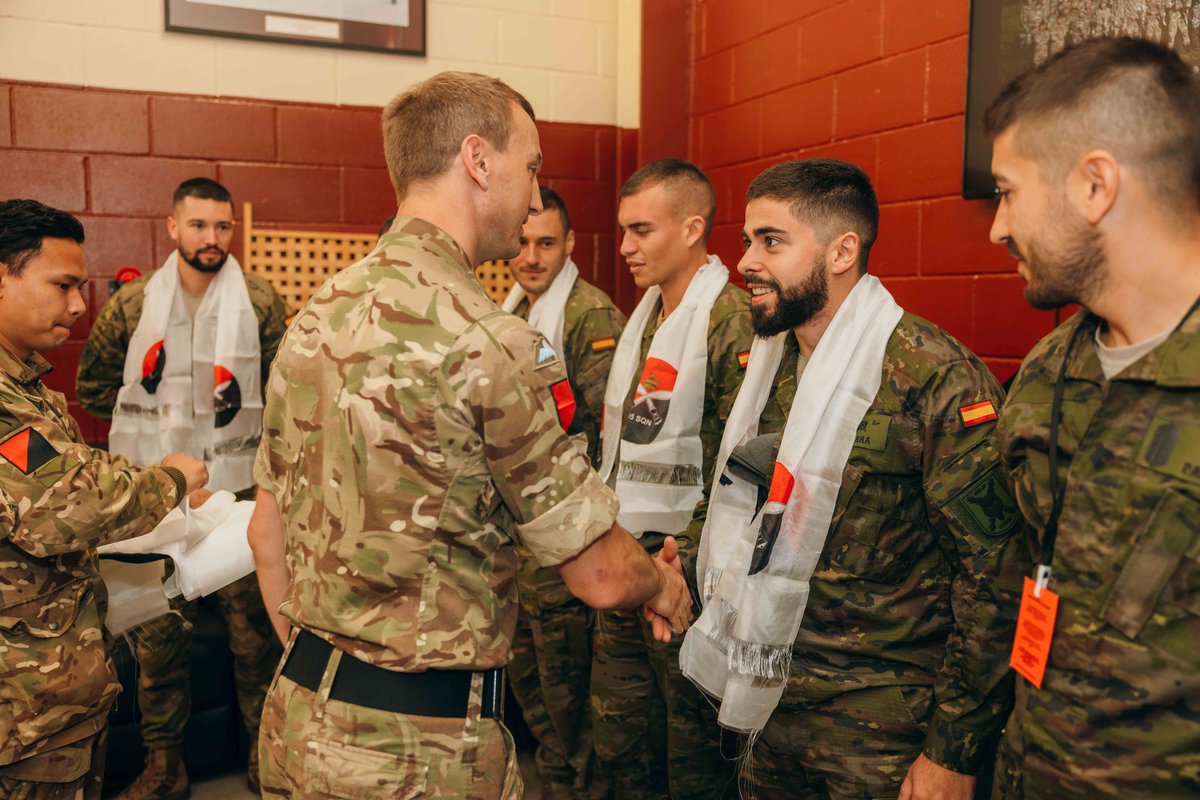 Building bonds by breaking bread together.

15 Air Assault Squadron QOGLR has hosted the Spanish team from Brigada 'Galicia' VII #BRILAT competing in #CambrianPatrol. 

The Gurkhas put on a traditional messing to introduce the Spanish troops to their culture and food.