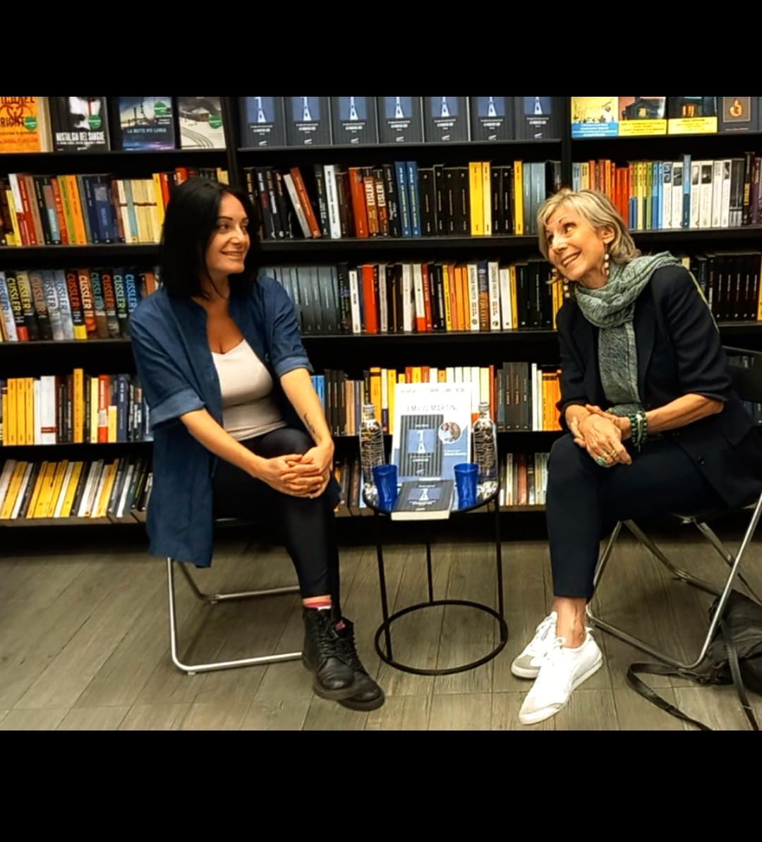 In questi brutti momenti resta la consolazione di parlare di libri, parole, poesia e cultura.
<a href="/corbaccio/">ivan noriega</a>
Ieri sera al <a href="/libraccio/">il libraccio</a> di Lodi con Milena Contini 
#libri #leggere #gialli #presentazioni