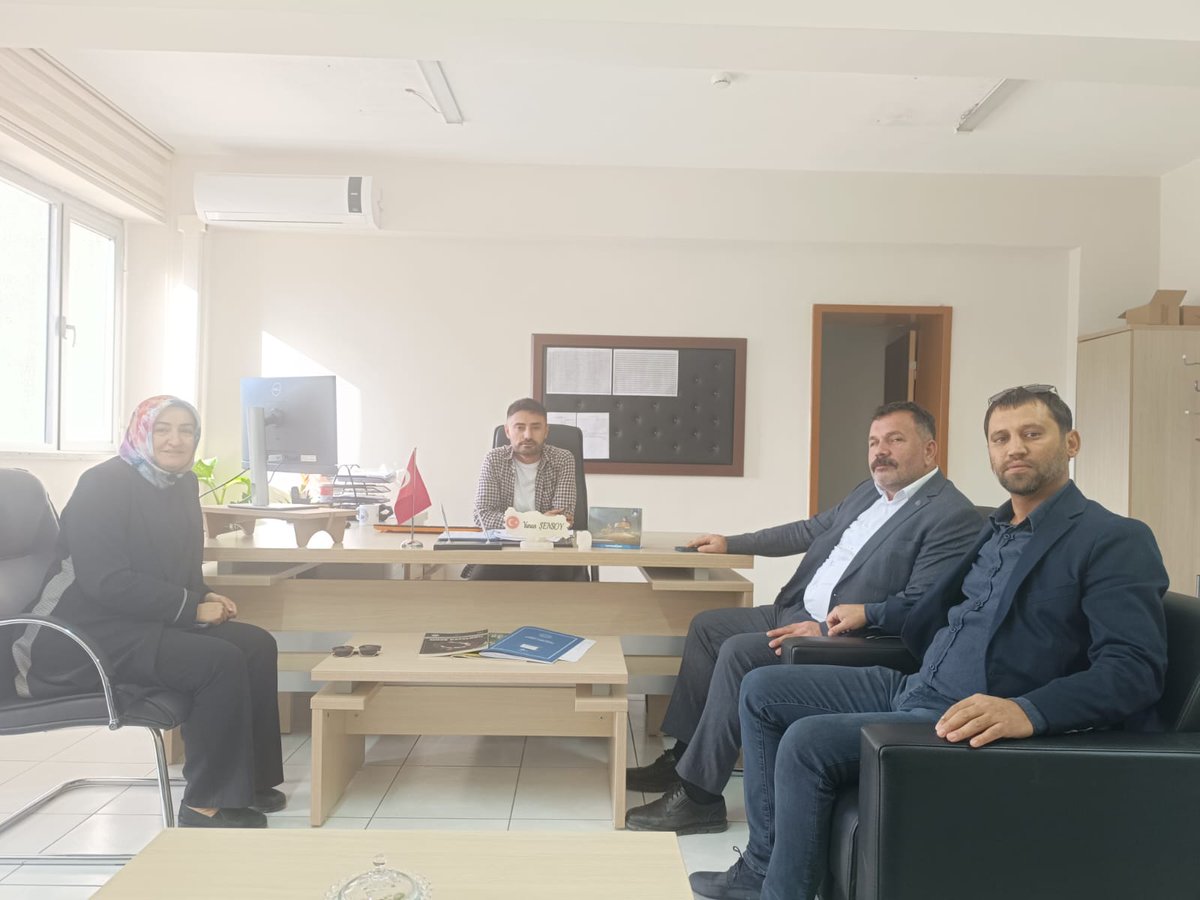 Şube başkanımız Ahmet Dönmez; Muazzez Ser-Ved Amaratoğlu Ortaokulu müdürlüğüne görevlendirilen Ferhat Bilgiç ve  müdür yardımcılığına görevlendirilen Yunus Şensoy'u ziyaret ederek hayırlı olsun dileklerini iletti.
Eğitim çalışanlarına huzurlu bir eğitim sezonu temenni ediyoruz
