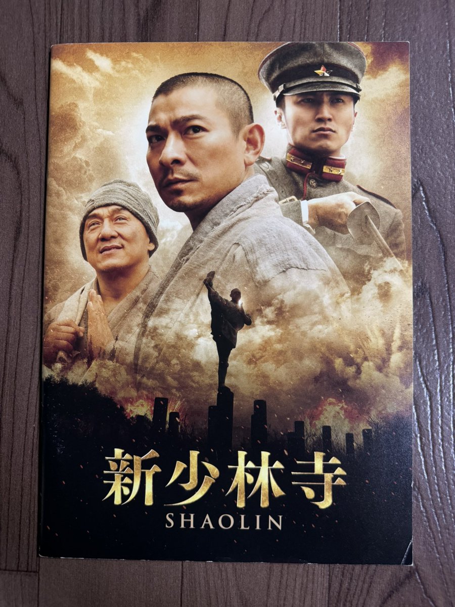 70_179_'s tweet photo. ちょろっと寄ったハードオフ。
映画のパンフレットがバサっと入ってる籠除いたらあったノダ。

くわー！！！ https://t.co/FaW0Wl3HZa