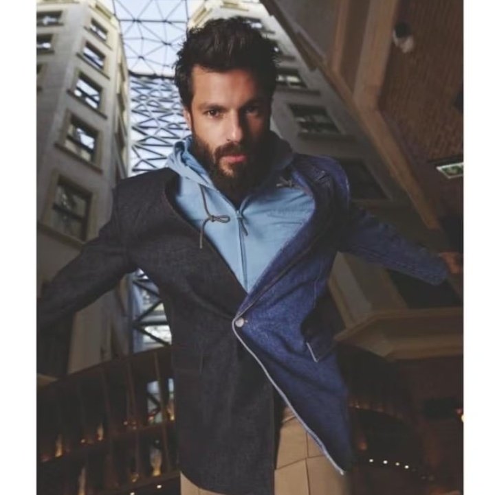 Il fascino di #SerkanÇayoğlu con sfondo la vita della magica Istanbul
#IstanbulLife
#SerkanÇayoğlu 💙