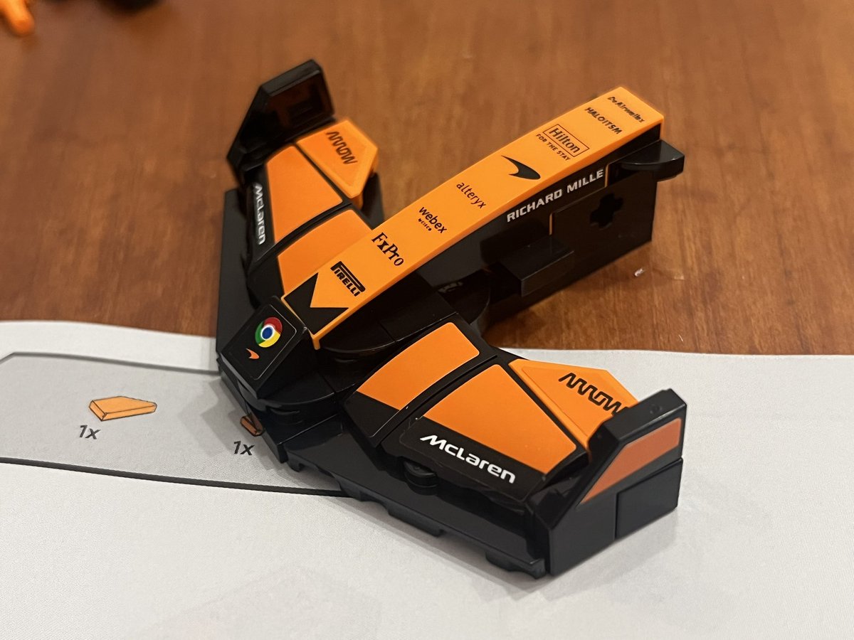 yujisourin's tweet photo. こんばんは♪♪
#LEGO #McLaren #F1
® Team #MCL38 #レースカー
を製作中です🏎️
フロントノーズの組み立て方も捻りが効いてて面白いです👍 https://t.co/kT3db0cXhU