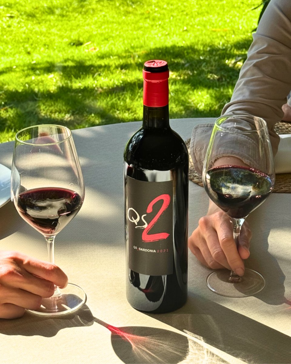 La combinación de #Tempranillo, #CabernetSauvignon, #PetitVerdot, #CabernetFranc y #Syrah en #QS2 concluye en un vino sedoso, muy frutal y largo en boca. ¡Disfrutadlo! 🍷
.
.
#GrupoTerrasGauda #SomosTerrasGauda #QuintaSardonia #ValledelDuero #redwine #wine #winemoments