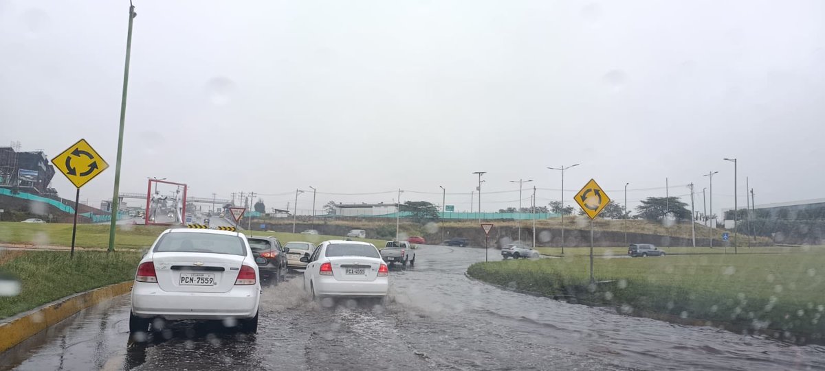 ProducirOrganic's tweet photo. 🔴URGENTE.- @BomberosQuito @PoliciaEcuador  tráfico &amp; peligro. 
Redondel de Tababela.
Ingreso al aereopuerto. https://t.co/WFZXpBZtz4