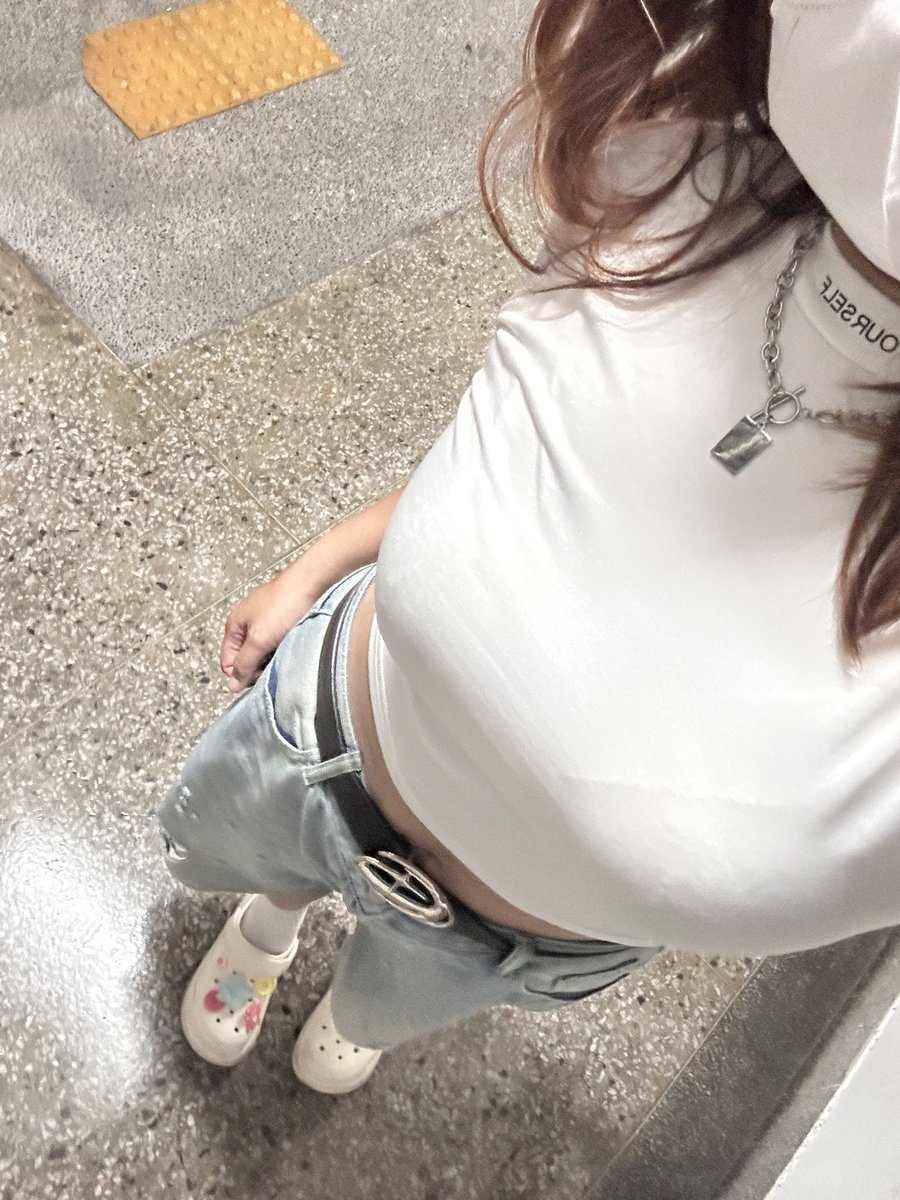 b_oooo_d's tweet photo. 猜猜今天穿什麼顏色的內衣 https://t.co/Lu8xUrX0Ry