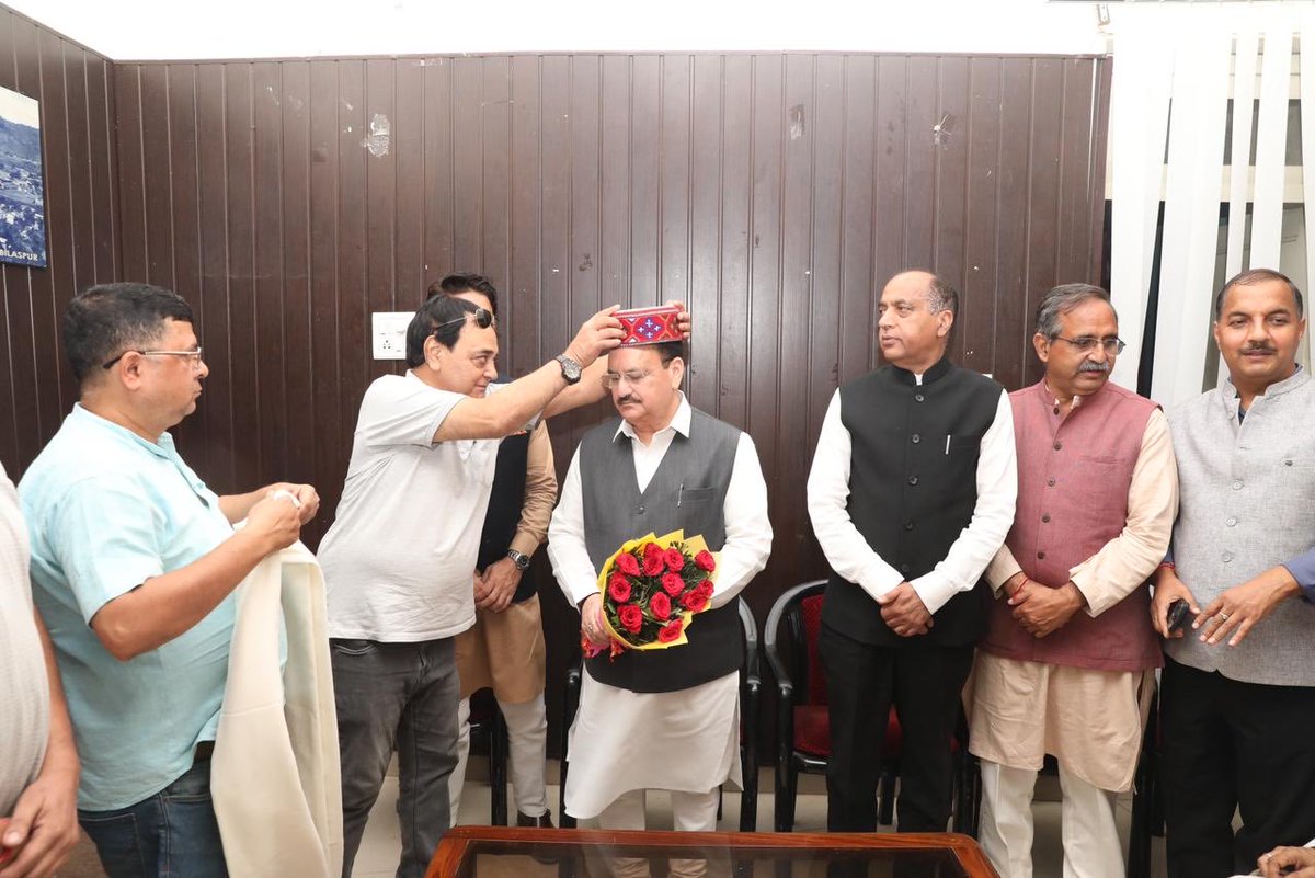 VinodChavdaBJP's tweet image. भाजपा राष्ट्रीय अध्यक्ष एवं केंद्रीय मंत्री श्री @JPNadda जी ने आज #GSTBachatUtsav पर बिलासपुर, हिमाचल प्रदेश में व्यापारी बंधुओं से #NextGenGST रिफार्म को लेकर संवाद किया।