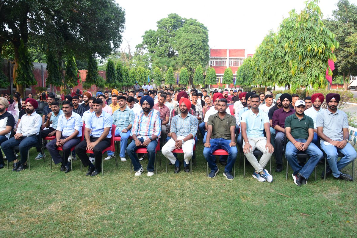 PunjabArmedPol's tweet photo. 🔥🎉 Dussehra was celebrated with enthusiasm at Recruit Training Centre, PAP Jalandhar.

Trainees &amp; officers participated in the festivities, with the symbolic burning of Ravana marking the triumph of truth over evil. 🇮🇳

#RTCPAP #PAPJalandhar #Dussehra2025
#PunjabArmedPolice https://t.co/htEz44Ncmc