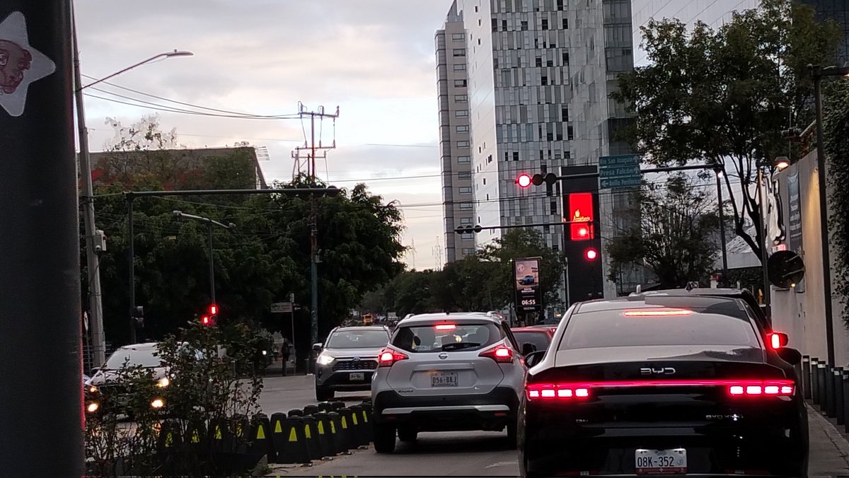 ALMEJANDRRO's tweet photo. @AlcaldiaMHmx No sirven los semáforos en el cruce de Pres Falcón y Cervantes Saavedra, en la esquina del Chedraui. Todos en rojo. https://t.co/UFD6FvJAZQ
