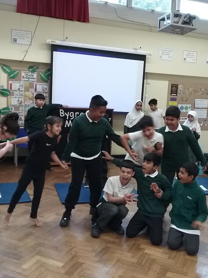 Get ready for Moana! 🌴 Year 5 is hard at work, rehearsing a fantastic scene from their upcoming show. Mark your calendars for the performance on October 22nd!