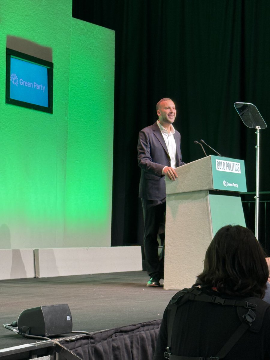 Brilliant speech from ⁦<a href="/ZackPolanski/">Zack Polanski</a>⁩ - investing in climate, stopping the boats thro safe &amp; legal routes, introducing a wealth tax on the very wealthiest, challenging privatisation, building community &amp; spreading a #PoliticsOfHope ⁦<a href="/TheGreenParty/">The Green Party</a>⁩