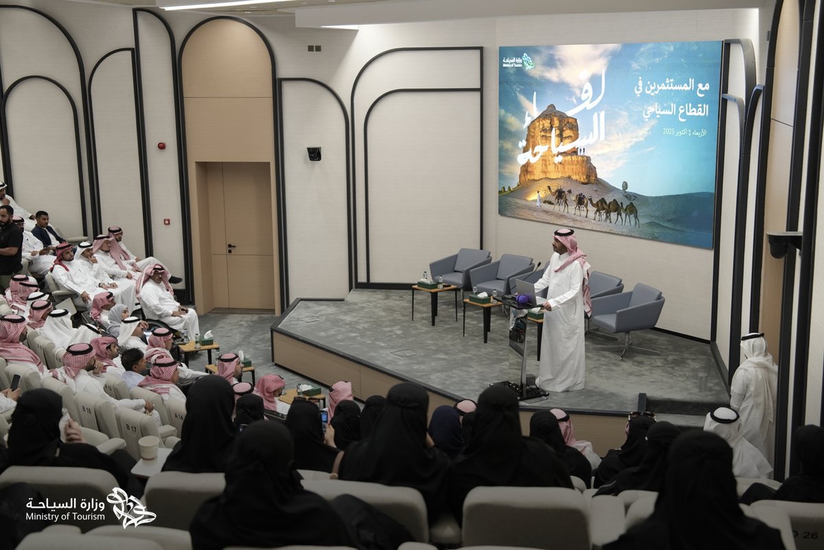 Saudi_MT's tweet photo. في إطار اللقاءات المستمرة مع المستثمرين للاطلاع على المستجدات التي تعمل عليها الوزارة عقدت #وزارة_السياحة لقاءً في غرفة الأحساء بحضور الوكيل المساعد لتمكين الاستثمار أ. عبدالله الحربي وعدد من قيادات الوزارة ورئيس مجلس ادارة الغرفة أ.محمد العفالق، بهدف ايضاح الدعم المقدم لإطلاق المشاريع الاستثمارية وتسهيل الأعمال، والتعريف بالحوافز وآليات الترخيص وبرامج التدريب، بما يسهم في دعم التنمية والاستثمارات السياحية بمحافظة الأحساء