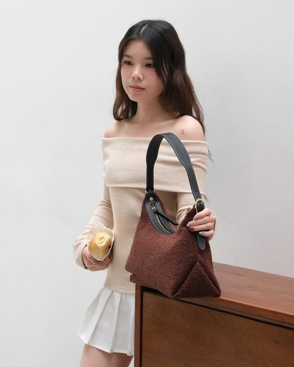 tas lokal brand yg biasa aku pakai go everyday...modelnya simple, timeless dan spacious muat banyak barang...🤎

Cassie medium bag dari brand @ Jeanie