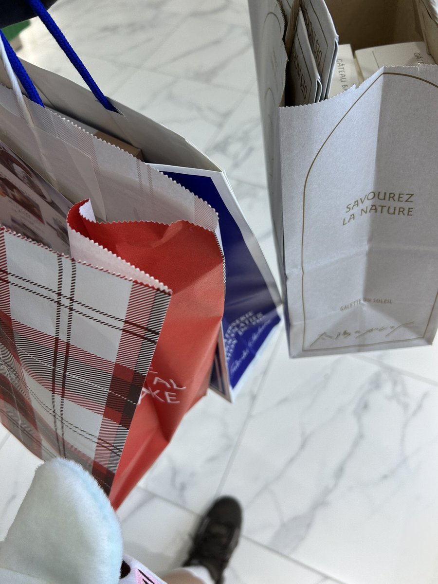 ザロイヤルベイクのスコーン美味しくてまた買ってきた🪿🩵ママに「食べる？」って電話したら食い気味に「食べる！」って言ってきて笑った🙂‍↕️西武でお菓子探したのしい🧚