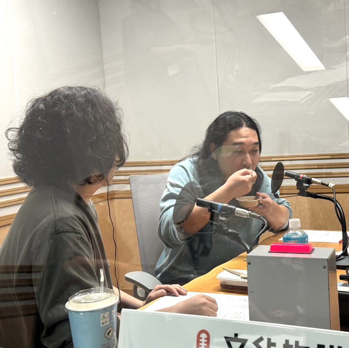 miyakusa15fun's tweet photo. このあと深夜２時３０分〜は
文化放送「#宮下草薙の30分」

今夜は、放送300回記念🎉麦茶パーティーをお送りします！

草薙の家に余っている麦茶を使用して作った麦茶料理で、ゲストのかが屋をおもてなしします！

https://t.co/J5c0BkcLtP https://t.co/CWhoasiaMG
