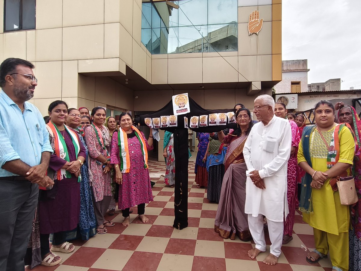 vkhumbal's tweet photo. કચ્છ જિલ્લા મહિલા કોંગ્રેસ સમિતિ દ્વારા આજે વર્તમાન સદીના અહંકારી રાવણનું દહન કર્યું પક્ષના આગેવાનો હોદેદારો મહિલા આગેવાનો સાથે જોડાયા હતા @INCGujarat @INCGujarat https://t.co/yjbEt5bt1T