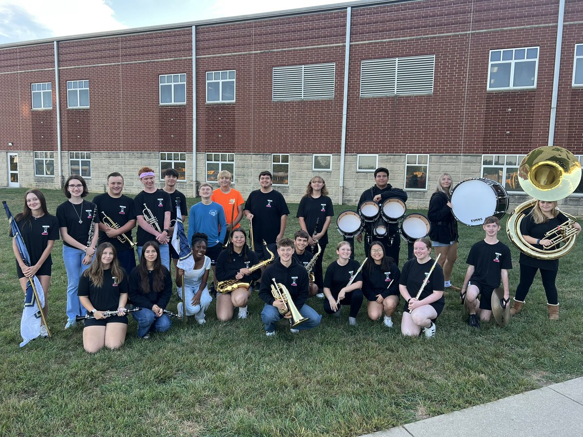 It’s a High Thrive Friday ✋ in Hornet Country!  Our Fall Sport Athletes loved welcoming our <a href="/MonroeLSD/">Monroe Schools</a> Elementary School students to school on a beautiful ☀️ Homecoming Friday!   #ThriveInTheHive