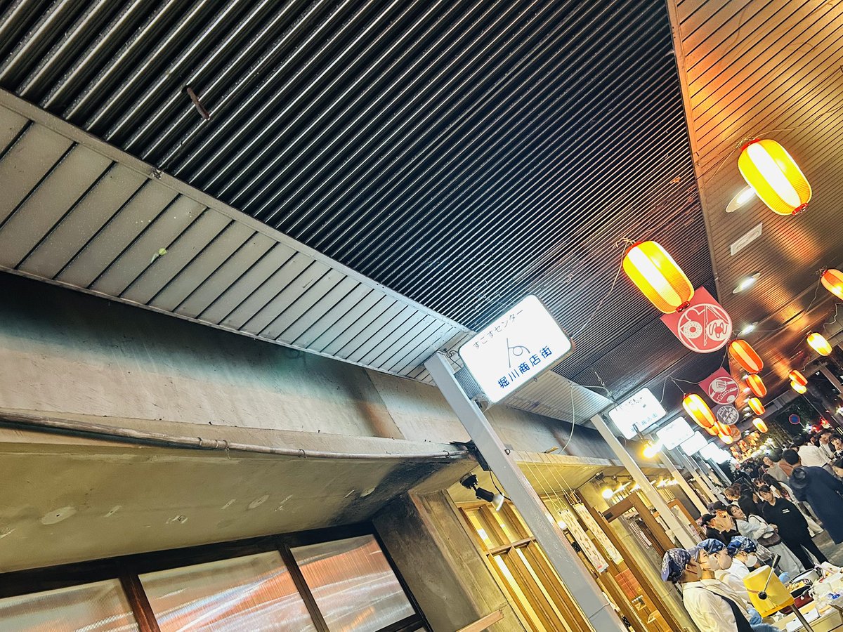 yuuya0108's tweet photo. オフィスがある町家の近く、堀川商店街にて開催されている祭にも顔を出してきた！今回も @anewalgallery さんのブースはキラキラしてました！ラボでつながりある方々もいて、良い夜でした！ #商店街これかラボ #ほり川まつり #play西陣 https://t.co/bzjQD2Hl18