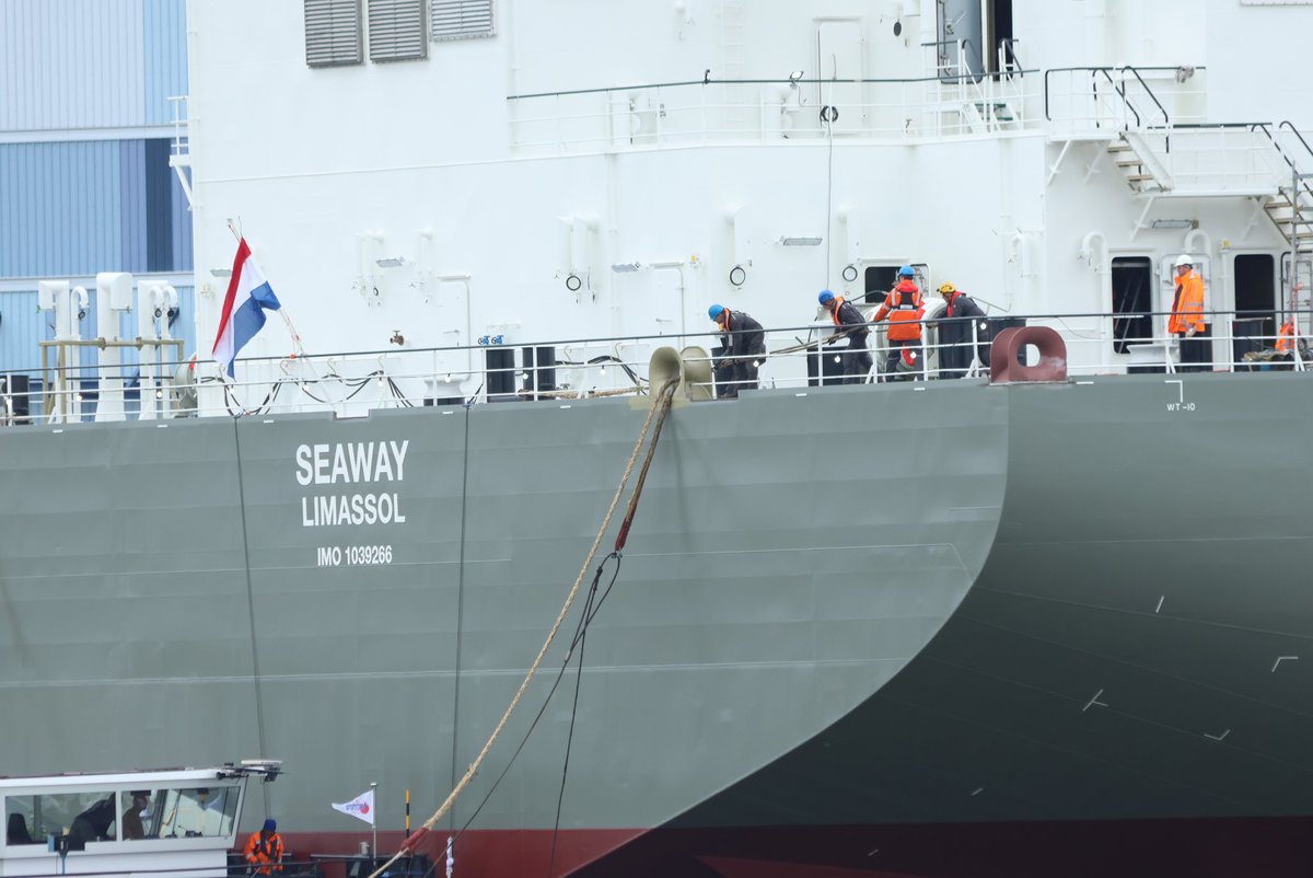 Beverwaard_Nu's tweet photo. Zojuist is de sleephopperzuiger #Seaway te water gelaten bij IHC in Krimpen a/d IJssel. Een van de grootste. Lengte 185 × 38 meter. Inhoud 31.000m3. Op de Regenboogkade in Oud IJsselmonde was veel belangstelling voor de tewaterlating van het nieuwe vlaggeschip van #Boskalis https://t.co/XSSUSsd6lO