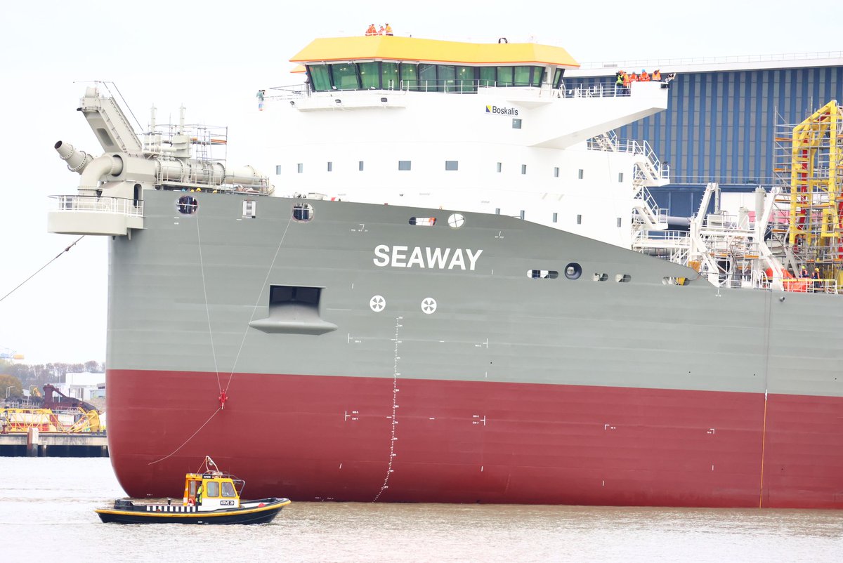 Beverwaard_Nu's tweet photo. Zojuist is de sleephopperzuiger #Seaway te water gelaten bij IHC in Krimpen a/d IJssel. Een van de grootste. Lengte 185 × 38 meter. Inhoud 31.000m3. Op de Regenboogkade in Oud IJsselmonde was veel belangstelling voor de tewaterlating van het nieuwe vlaggeschip van #Boskalis https://t.co/XSSUSsd6lO