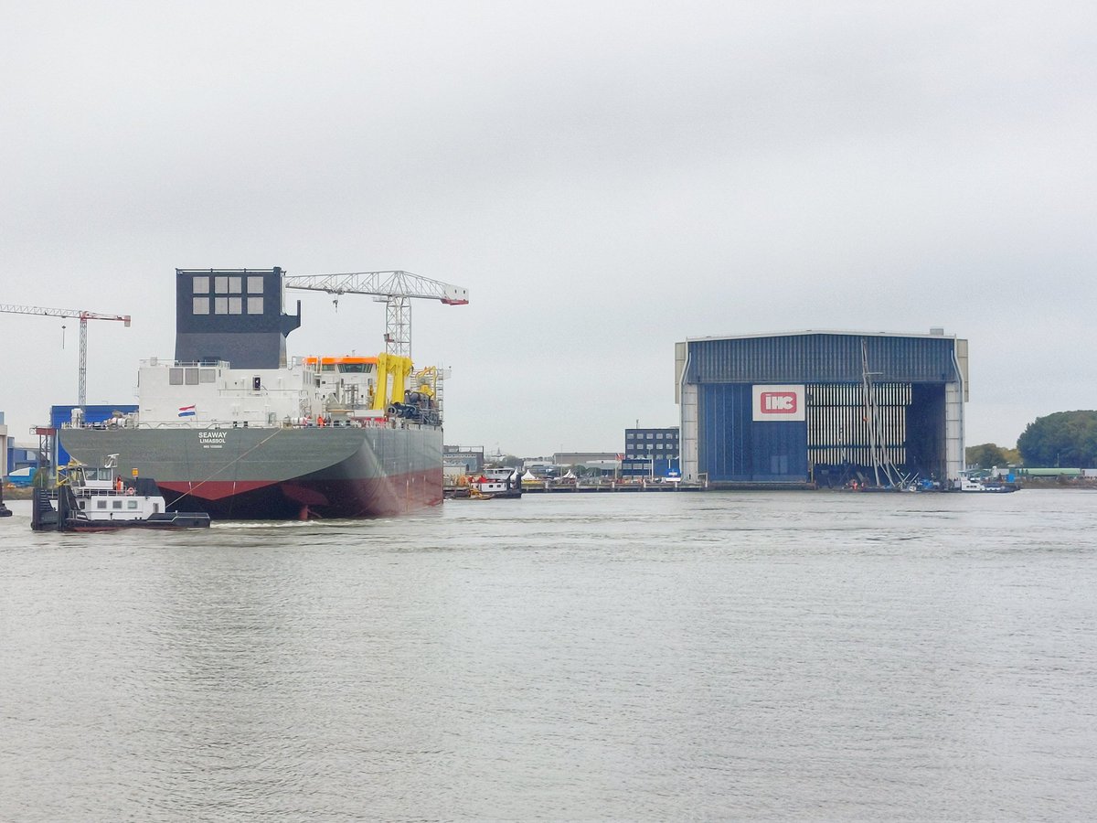 Zojuist is de sleephopperzuiger #Seaway te water gelaten bij IHC in Krimpen a/d IJssel. Een van de grootste. Lengte 185 × 38 meter. Inhoud 31.000m3. Op de Regenboogkade in Oud IJsselmonde was veel belangstelling voor de tewaterlating van het nieuwe vlaggeschip van #Boskalis