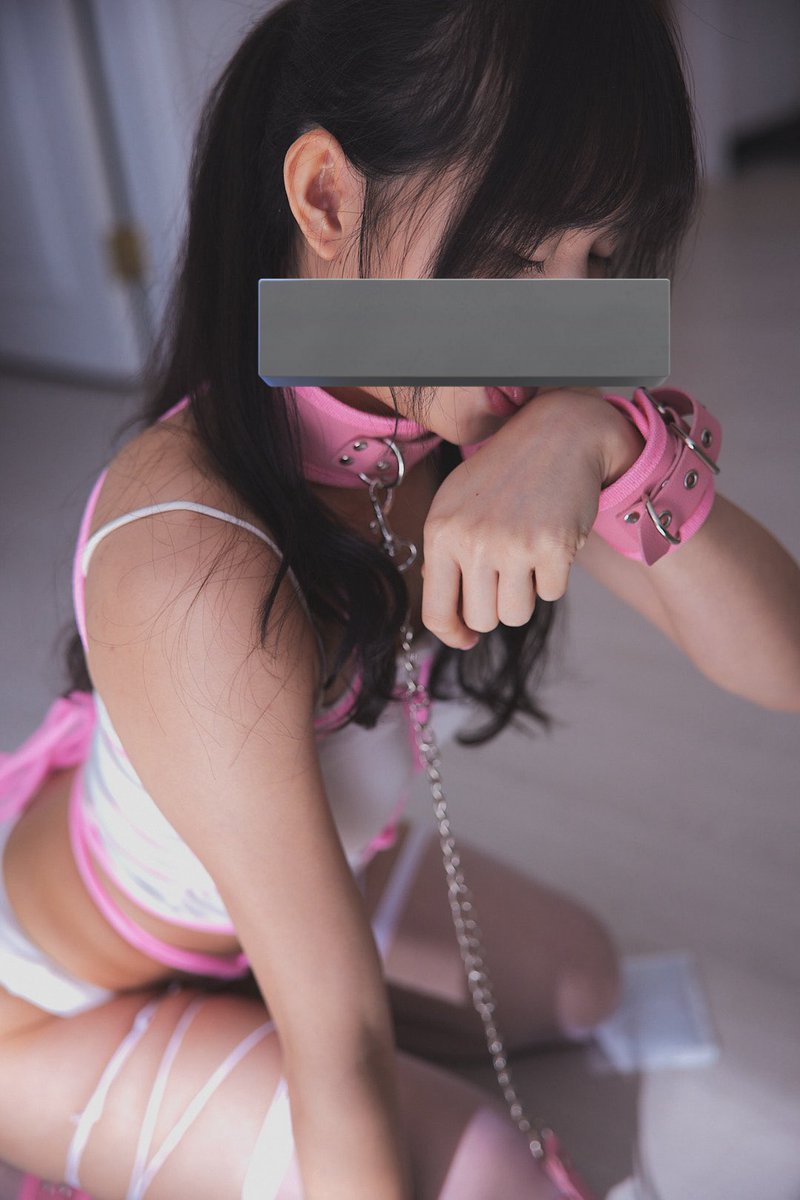 （三）

我雖則只有16歲，但閱男無數。
我眼前的男人是個專業女性殺手，受害者範圍有12歲至80歲不等。

「主人。」我輕聲喚道，聲音帶着一絲顫抖。

「乖。」他低聲應道，接着，他一把脫掉我的內褲，用口輕輕吹我的下體...溫熱的氣息拂過我的下體，帶來一陣令人戰慄的涼意。