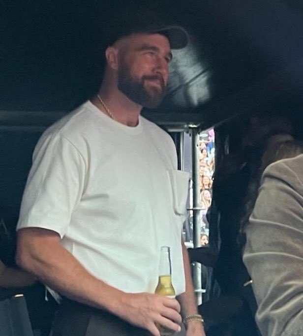 “ele correu do trabalho para o carro para pegar o voo, perdi o primeiro ato, mas de alguma forma é melhor assim. está perfeito. porque você consegue vê-lo fazer seu caminho através das massas separando a multidão como um moisés de neon em um mar de lantejoulas”

QUE LINDO 😭❤️‍🔥