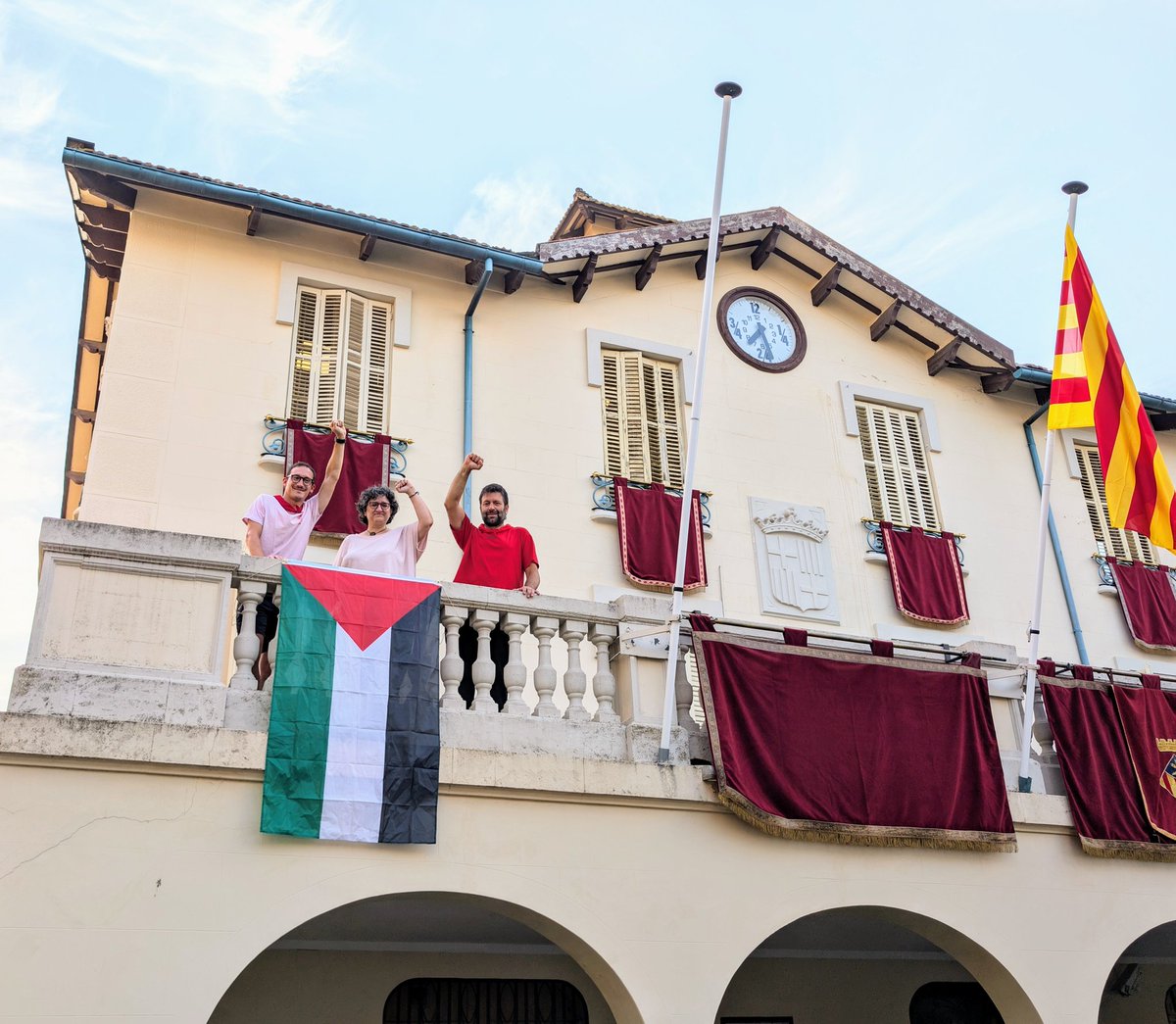 Des de la <a href="/cupcardedeu/">CUP Cardedeu</a> hem sol·licitat formalment al govern i al conjunt de grups municipals de l'<a href="/ajcardedeu/">Ajuntament Cardedeu</a> que es pengi la bandera palestina des de la façana de l'ajuntament fins que s'aturi el genocidi a Gaza. Esperem resposta.