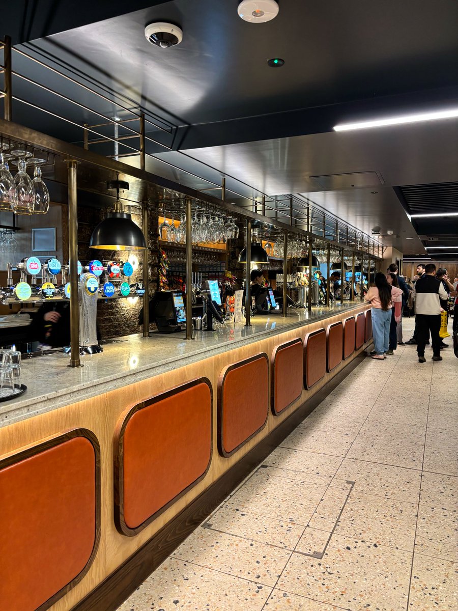 LondonPubMap's tweet image. The Sun Wharf, London Bridge. Another new Spoons that opened this week. Not sure what to make of it — it’s a warren of separate drinking areas, with an absolutely huge, elongated servery, and it was packed to the gunnels with nowhere to sit.
#LondonBridge #SunWharf #wetherspoons