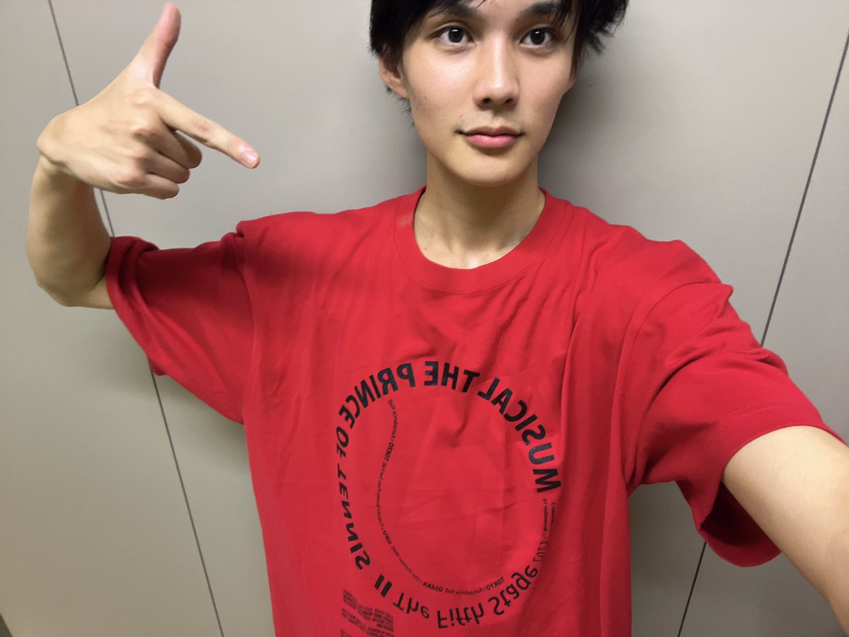 hikari_and_you's tweet photo. 初日を迎えました。
千穐楽まで、丁寧に情熱的に駆け抜けていきます。

テニミュボーイズ、そしてカンパニーTシャツ！！！
応援よろしくお願いいたします！

#新テニミュ https://t.co/CArySkYFd4