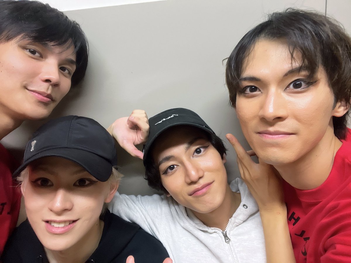 hikari_and_you's tweet photo. 初日を迎えました。
千穐楽まで、丁寧に情熱的に駆け抜けていきます。

テニミュボーイズ、そしてカンパニーTシャツ！！！
応援よろしくお願いいたします！

#新テニミュ https://t.co/CArySkYFd4
