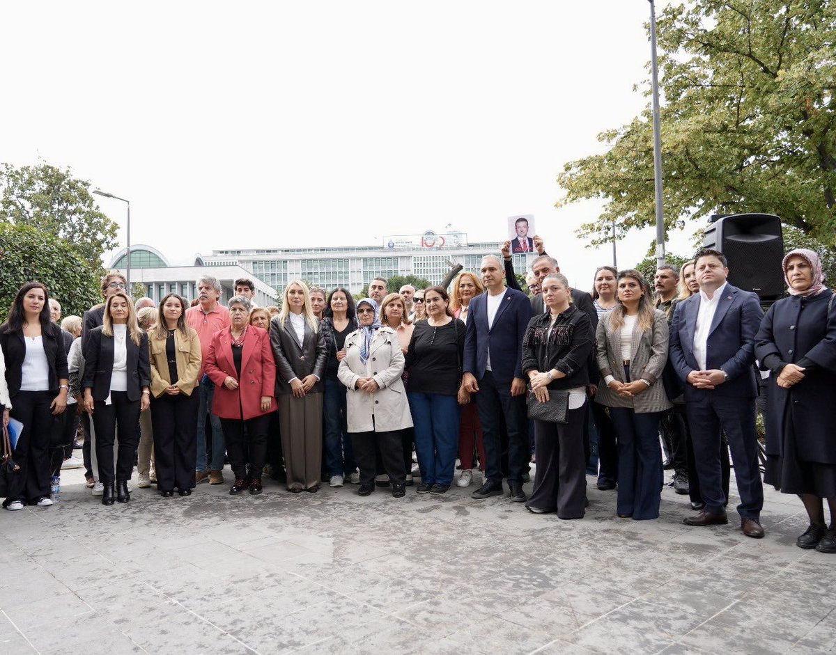 Yargı eliyle zulmedenlerin karşısında; hakkı, hukuku, adaleti ve vicdanı hatırlatmak için bir aradaydık.

Yaşadıkları tüm zorluklara rağmen sevdikleri gibi dimdik duran ailelerin çağrısına ortağız:

Önce adalet, önce hürriyet!
Tutuksuz yargılama esas alınsın, iddianameler bir an
