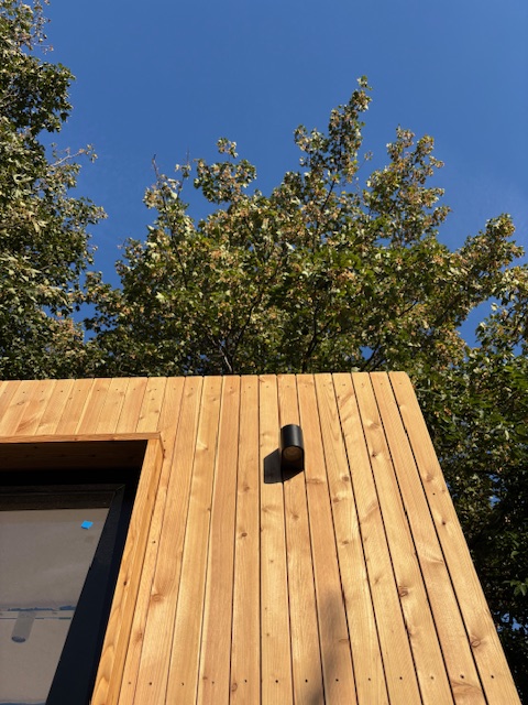 timbercladdings's tweet image. 🌿✨ We’re excited to share a stunning project just completed by our friends at @Eastspacestudios —the Garden Studio, beautifully finished in Siberian Larch Rainscreen 26x68mm Grade AB.
timbercladdingspecialists.co.uk/shop-now/siber…

#timbercladding #woodcladding #GardenStudio #SiberianLarch #cladding
