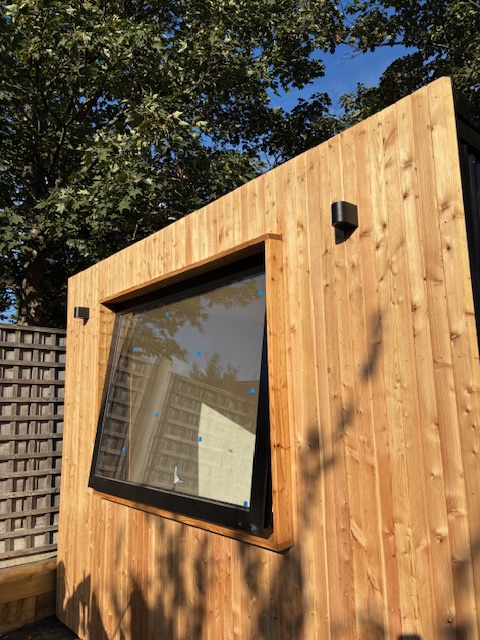 timbercladdings's tweet image. 🌿✨ We’re excited to share a stunning project just completed by our friends at @Eastspacestudios —the Garden Studio, beautifully finished in Siberian Larch Rainscreen 26x68mm Grade AB.
timbercladdingspecialists.co.uk/shop-now/siber…

#timbercladding #woodcladding #GardenStudio #SiberianLarch #cladding