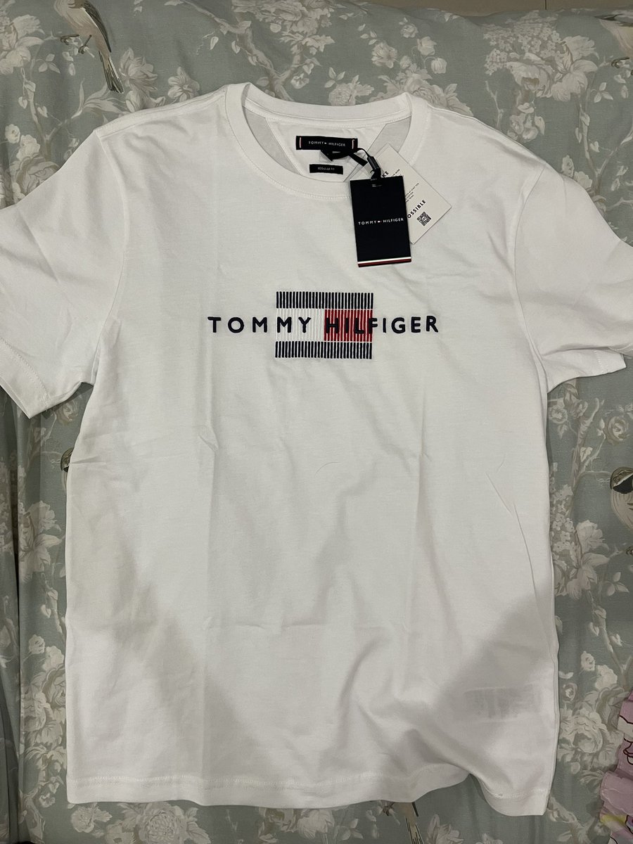 jukyucosmo's tweet photo. Halo aku mau jual baju yang baru beli, baju Tommy Hilfiger dia masih baru ada price tagnya ukuran M buat cowok. Aslinya 1.09 aku jual 750 aja. Yang mau cari kado buat cowok nya bolehhh cek outt sama akyu https://t.co/jOJPpj2dUn