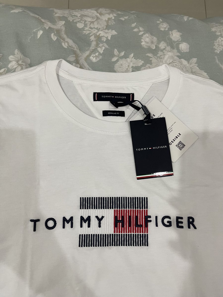 jukyucosmo's tweet photo. Halo aku mau jual baju yang baru beli, baju Tommy Hilfiger dia masih baru ada price tagnya ukuran M buat cowok. Aslinya 1.09 aku jual 750 aja. Yang mau cari kado buat cowok nya bolehhh cek outt sama akyu https://t.co/jOJPpj2dUn