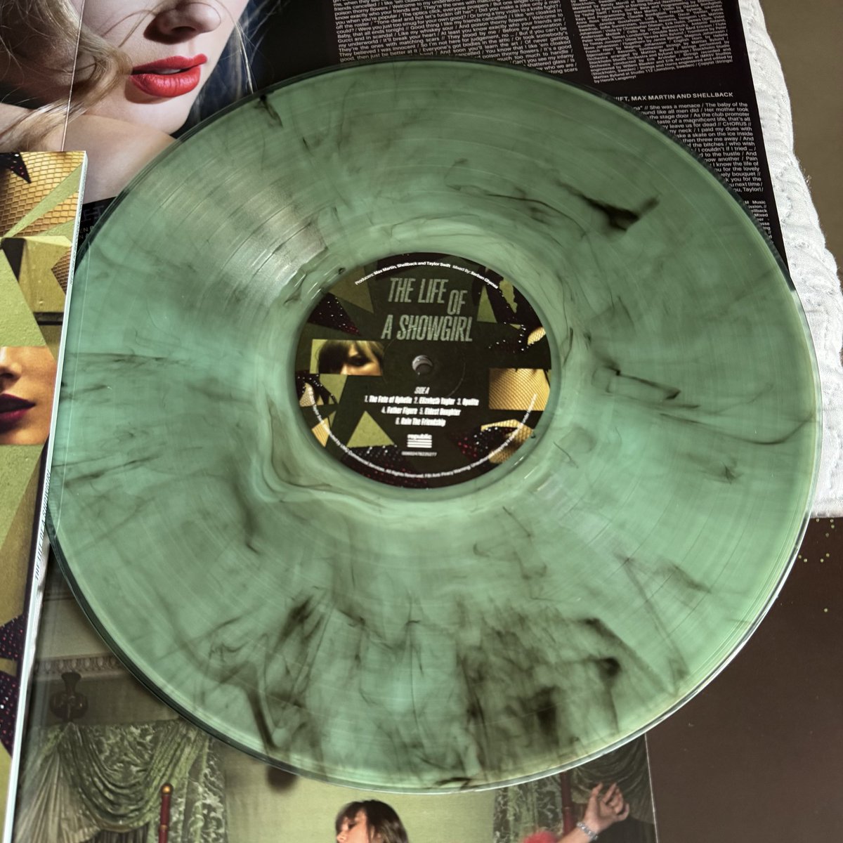 they arrived!! 
these pressings are amazing 💚💜