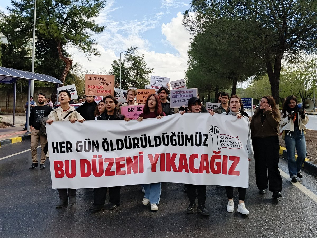 deununsesi's tweet photo. Kadın Dayanışma Komiteleri, Ayşenur ve İkbal'in canice katledilmesinin birinci yılında "ANMAK YETMEZ, HESAP SORACAĞIZ" diyerek yaptıkları eylemi olumsuz hava koşullarına rağmen kararlılıkla tamamladı. https://t.co/qxhMteyUhK