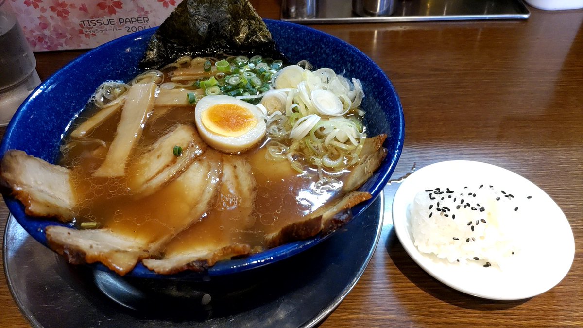 SHIBATA_GOURMET's tweet photo. ちゃ〜しゅ〜 ¥1,330(税込)
白ねぎ ¥180(税込)

ランチサービス このおにぎり
サイズ感が本当にちょうどイイのよ

ラーメンにはご飯欲しくなるよね
だが歳を取るとそこまで食べれなくなる だからこのサイズは嬉しい

#新潟市江南区
#麺屋空 https://t.co/5HgiVG362b