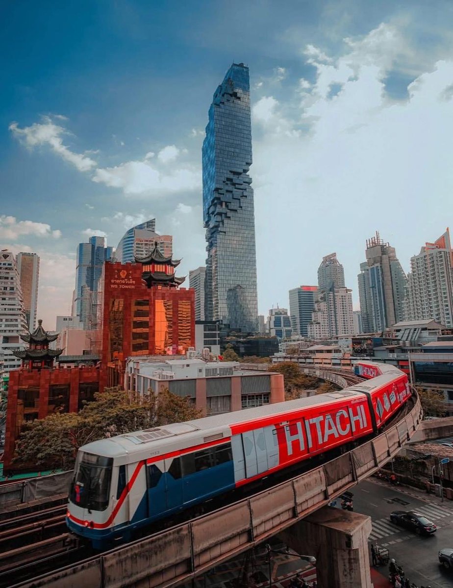 MaskedTrav12245's tweet photo. 🔥 Bangkok vibes 💥 Mahanakhon skyscraper glows golden 🌅 as BTS skytrain zooms by 🚆✨ Hitachi-powered speed on elevated tracks 🚂Capturing sunset magic in the City of Angels 🌆 #BangkokSunset #BangkokVibes #Cityscape #SunsetChasers #ThailandTravel #amazingviews #lovely #sunsets https://t.co/U6BMo7RldF