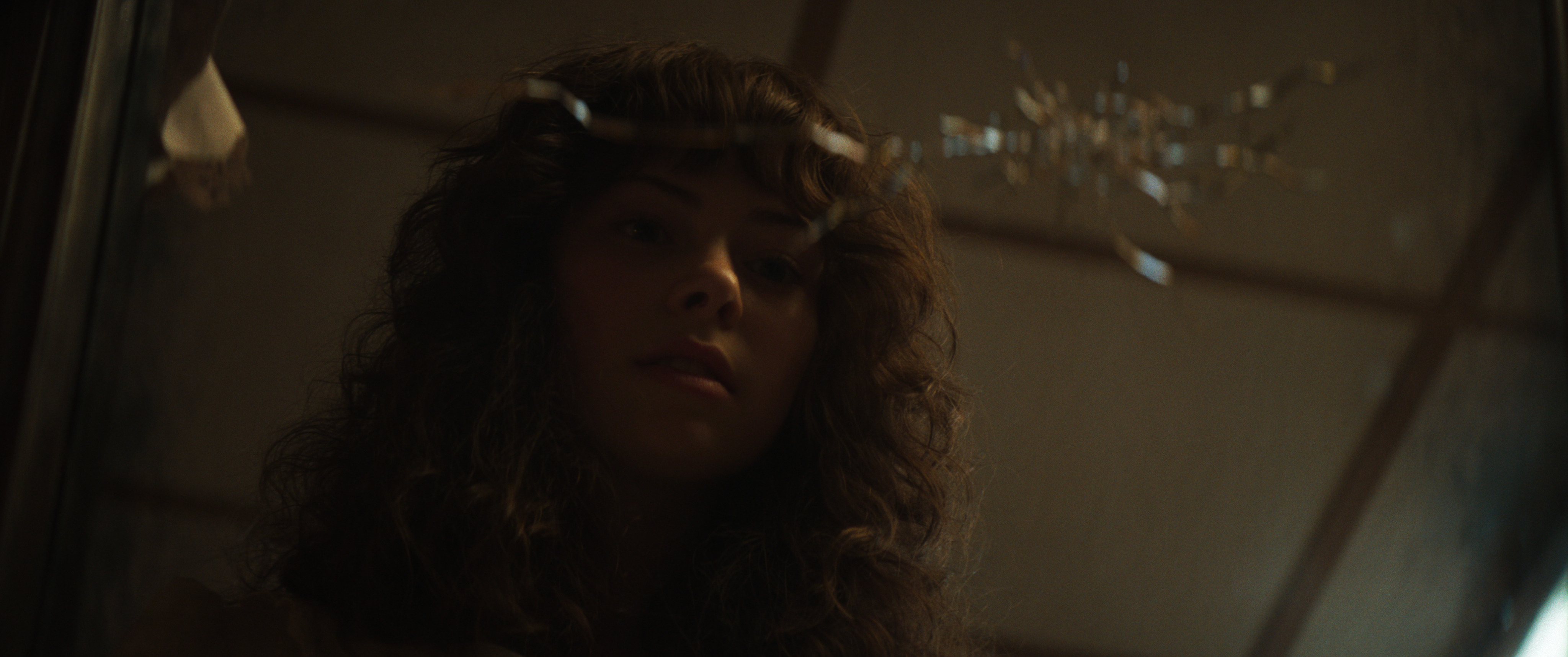 ワーナーホラー部【公式】 on X: "#最後の儀式 のｷｰﾜｰﾄﾞ🗝️ ╋ 呪いの鏡 ╋ ━━━━━━ 物語の発端となる、  スマール家に持ち込まれた「呪いの鏡」 この「呪いの鏡」が、 ウォーレン夫妻の想像を超える”恐怖”へと誘う。 『#死霊館 #最後の儀式』  🎬10.17(FRI) https ...