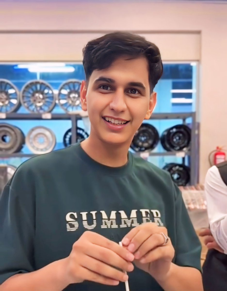 اتحداكم كم عمر اللي في الصورة ؟!